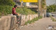 Sur le trottoir de l’oubli, des enfants forcés à survivre