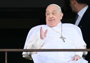 Rééducation, messe et travail pour le pape en convalescence