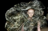 Haute couture à Paris: Schiaparelli et Iris van Herpen dessinent futur, océan, et chaises musicales
