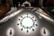 Vol des bijoux du Louvre: la traque est lancée, la sécurité des musées en débat