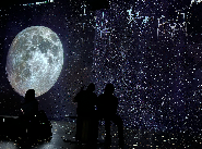 L’Atelier des Lumières décroche la Lune: une odyssée immersive signée Tom Hanks