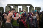 Mystique et millénaire: Stonehenge célèbre la solstice d’hiver