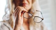 Une goutte promet de chasser les lunettes, finie la presbytie?