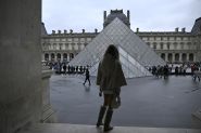 Deux suspects arrêtés après le vol de bijoux au Louvre