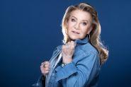 Sheila, icône infatigable, célèbre soixante ans de scène
