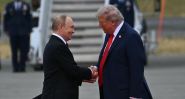 Le sommet Trump-Poutine en Alaska a commencé avec une poignée de main historique