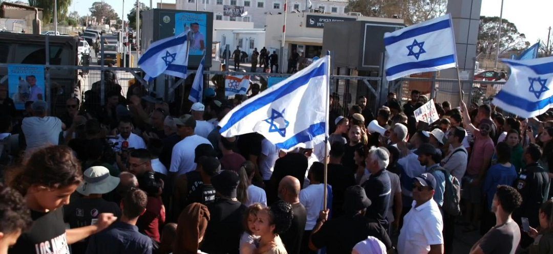 Far-Right Rioters Storm Two Israeli Bases