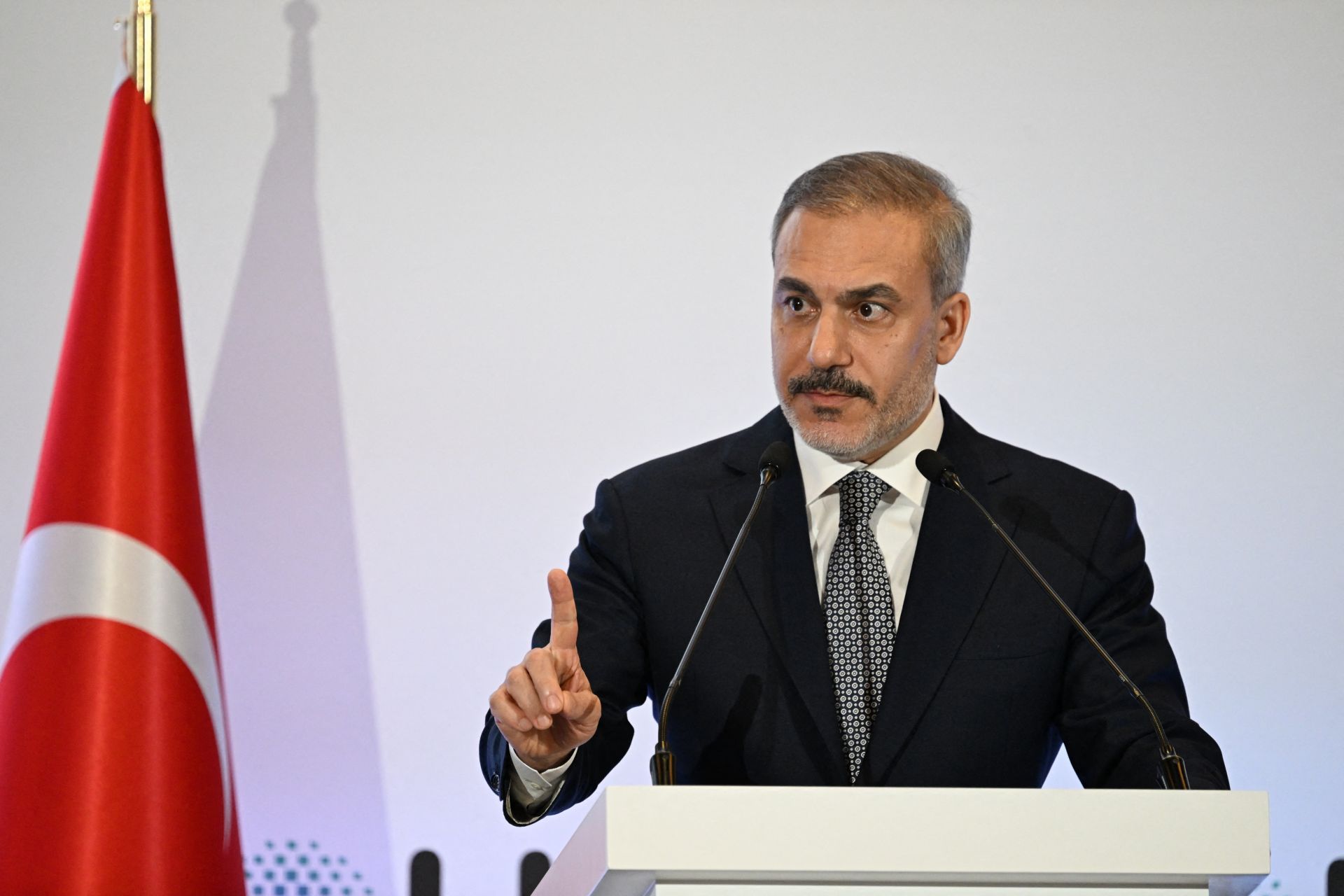 Turkish FM Calls For Removal of Sanctions Imposed on Syria