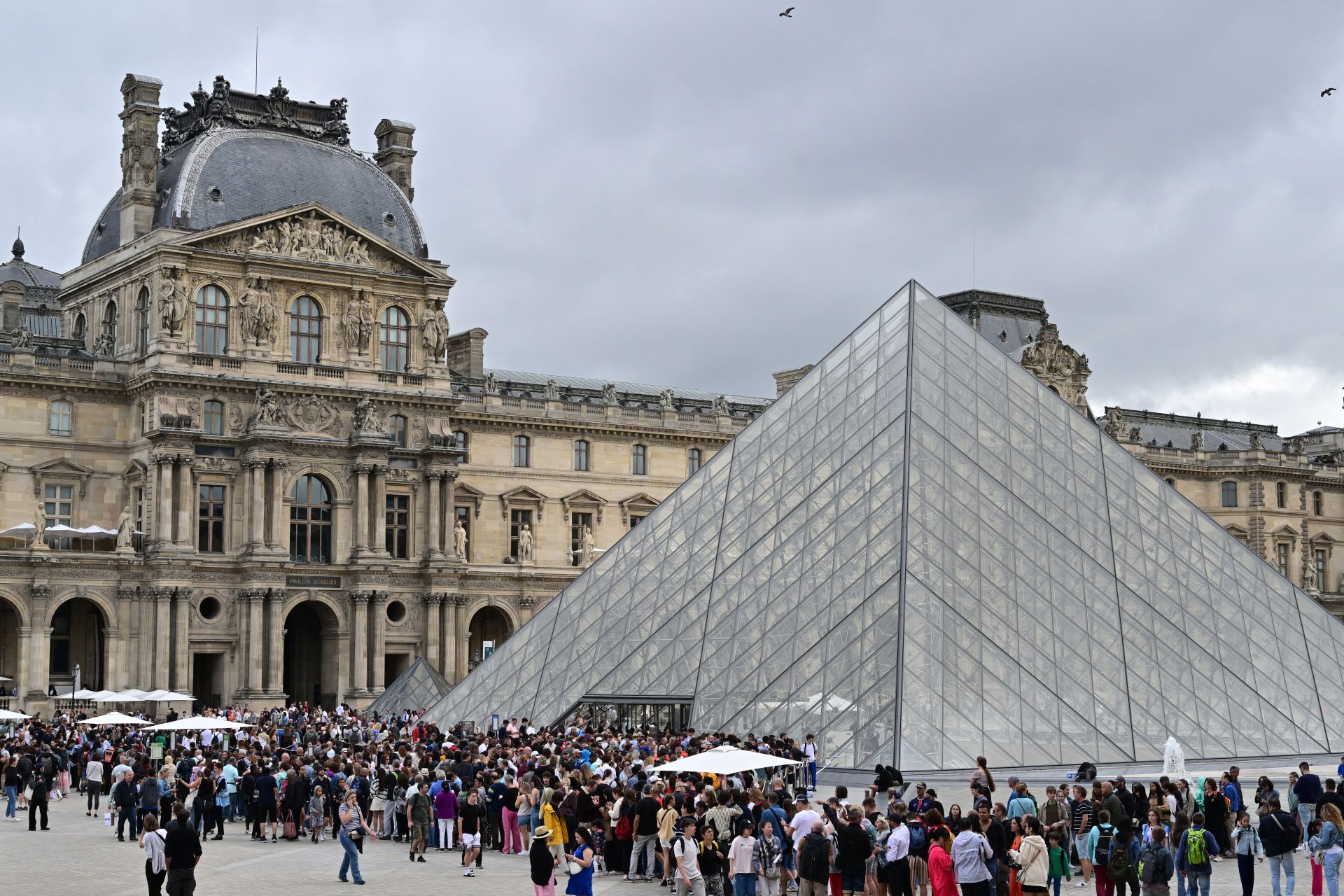 Louvre Closes Gallery Due to Structural Weakness
