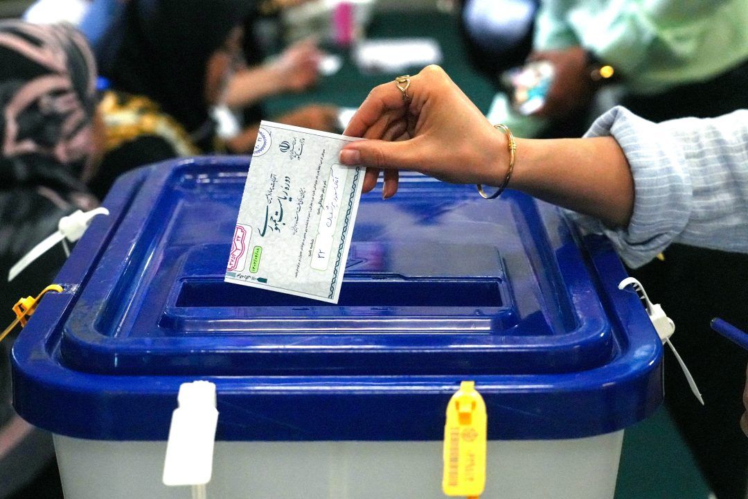 Iranian Reformist and Ultraconservative Qualify For Second Round