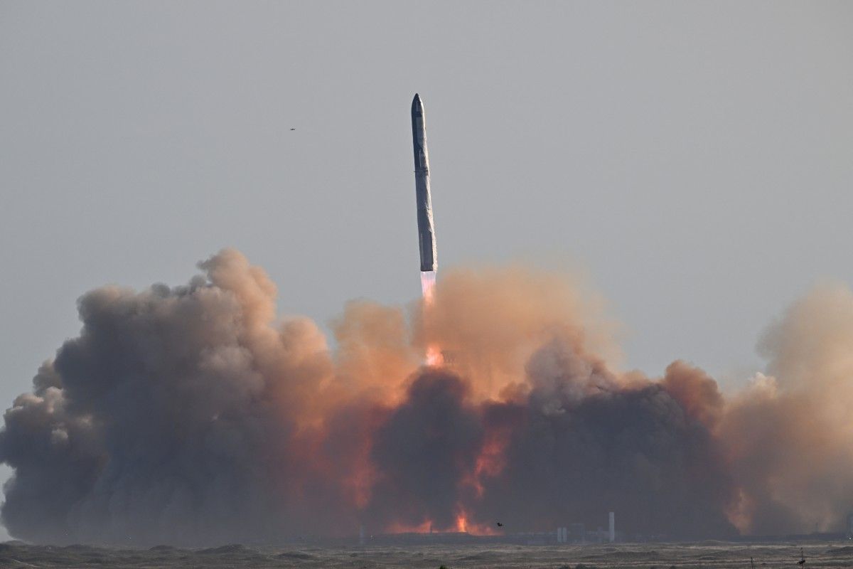 SpaceX Fails to Catch its Starship Megarocket, as Donald Trump watches on