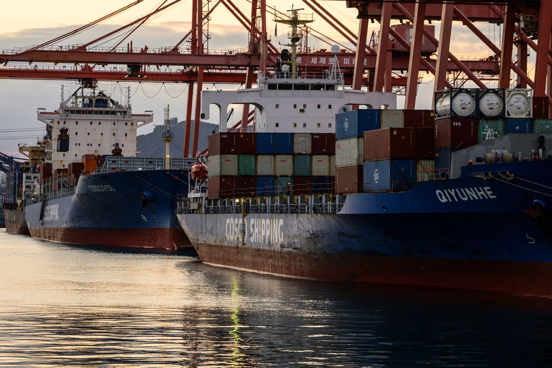 Trump Slaps Allies Japan, South Korea with 25% Tariffs