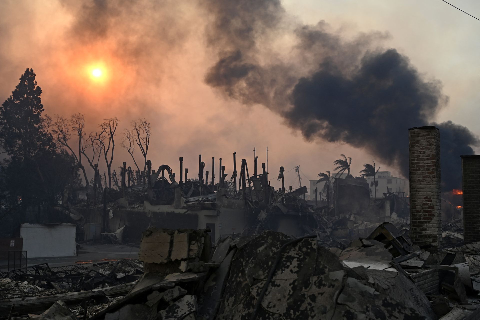 Deadly Los Angeles Wildfires Threaten Hollywood