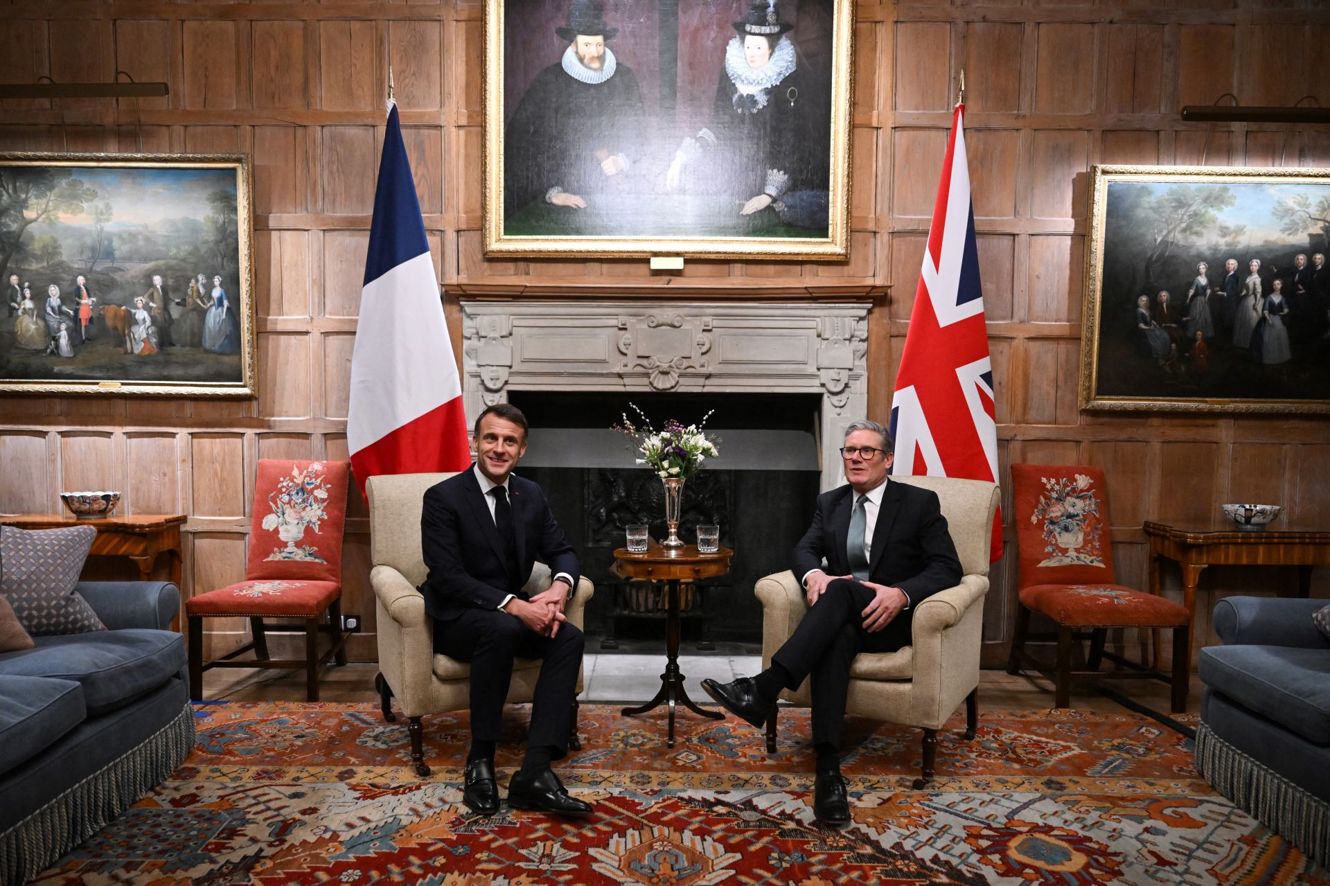 Macron and Starmer Discuss Ukraine, Middle East at UK Meeting