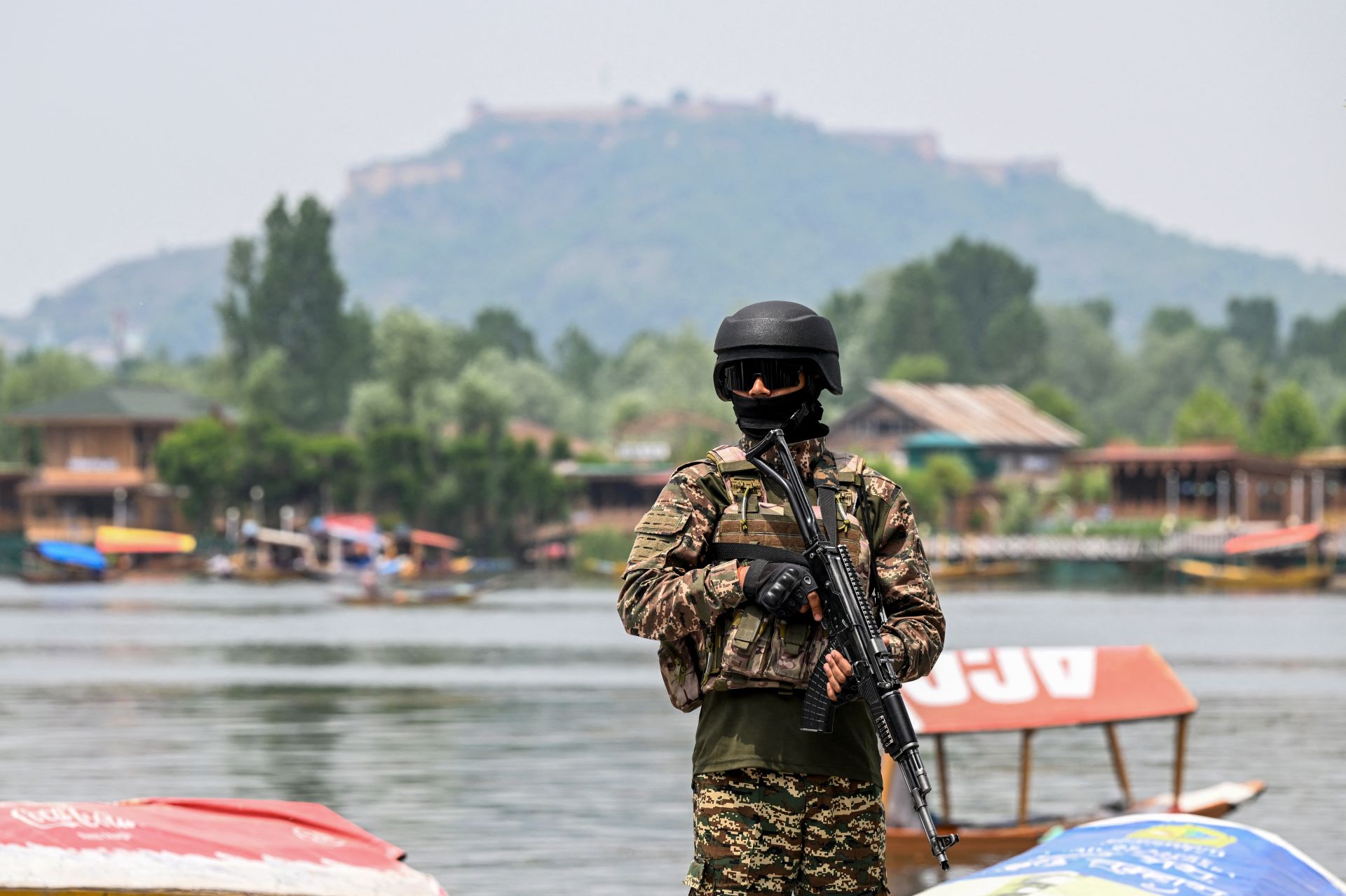 Scores Killed as India and Pakistan Exchange Intense Crossfire