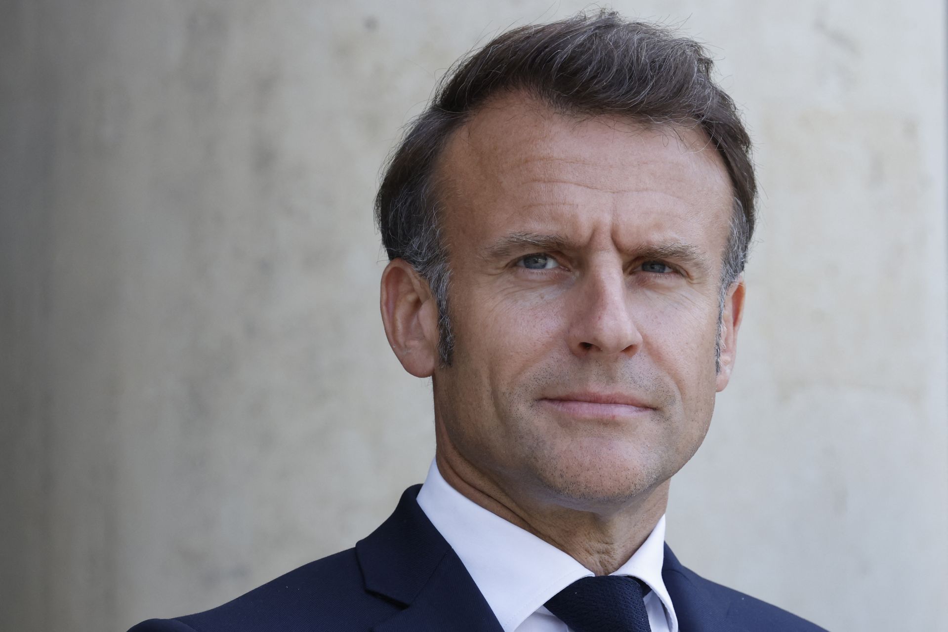 Macron Urges Washington to Quickly Lift Sanctions against Syria