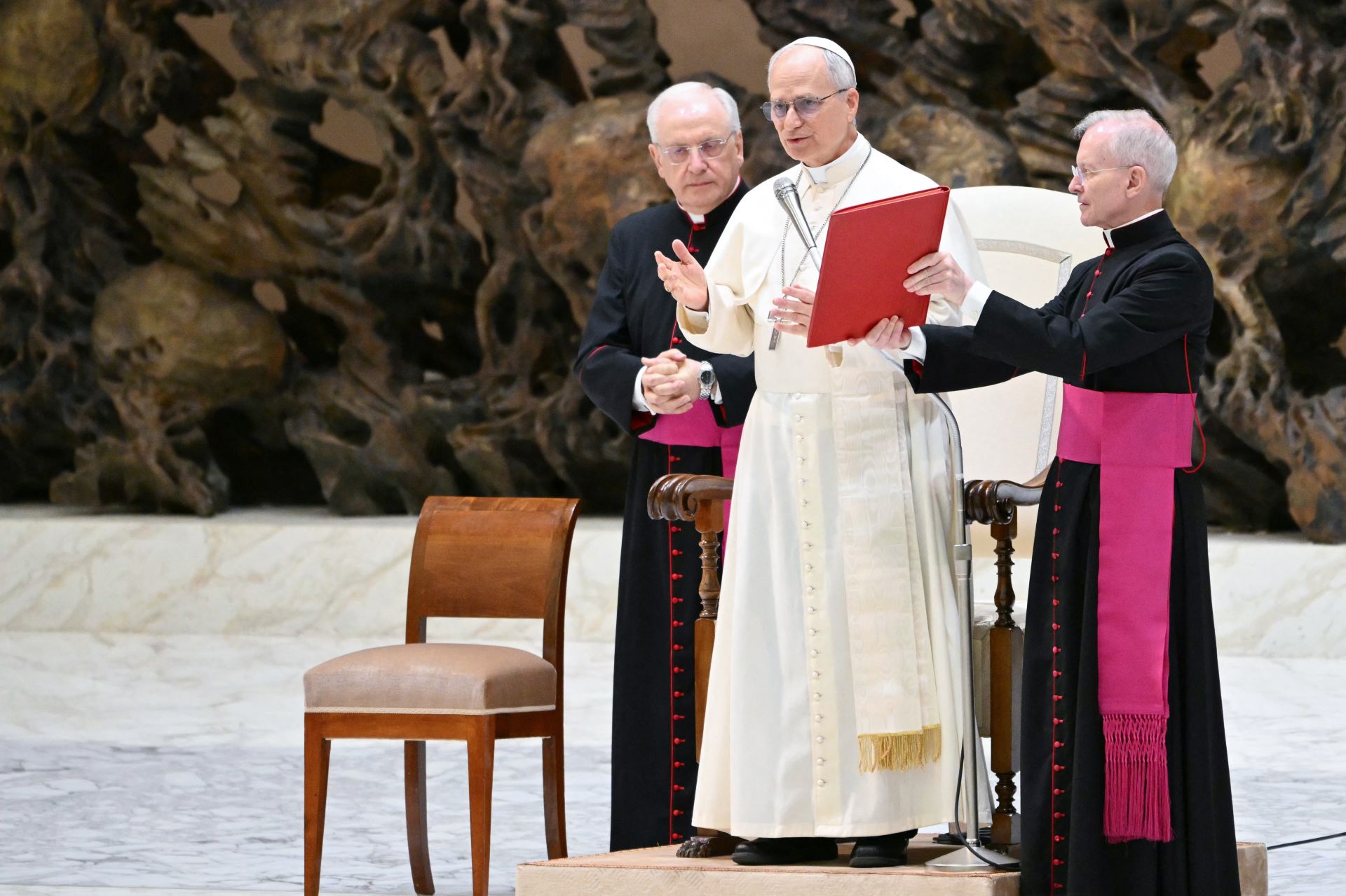 Pope Offers to Mediate between World Leaders to end Wars