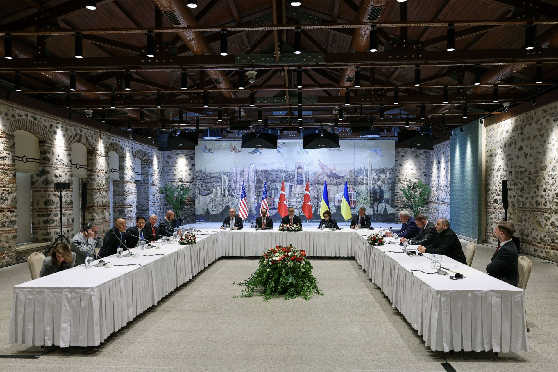 Ankara Calls for Ceasefire 'As Soon As Possible' in Ukraine at Talks with Russia