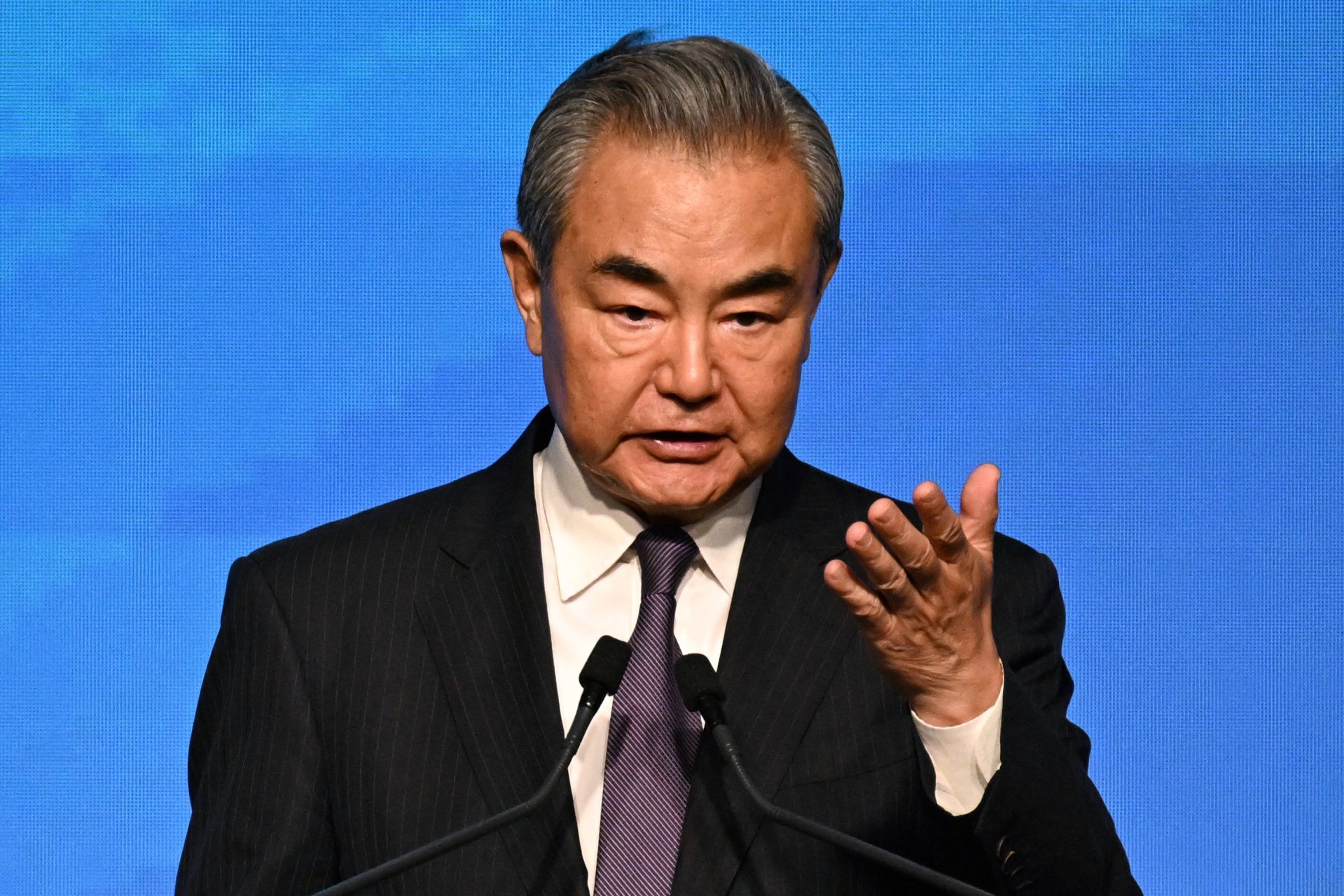 Chinese FM Holds Calls with Israeli and Iranian Counterparts
