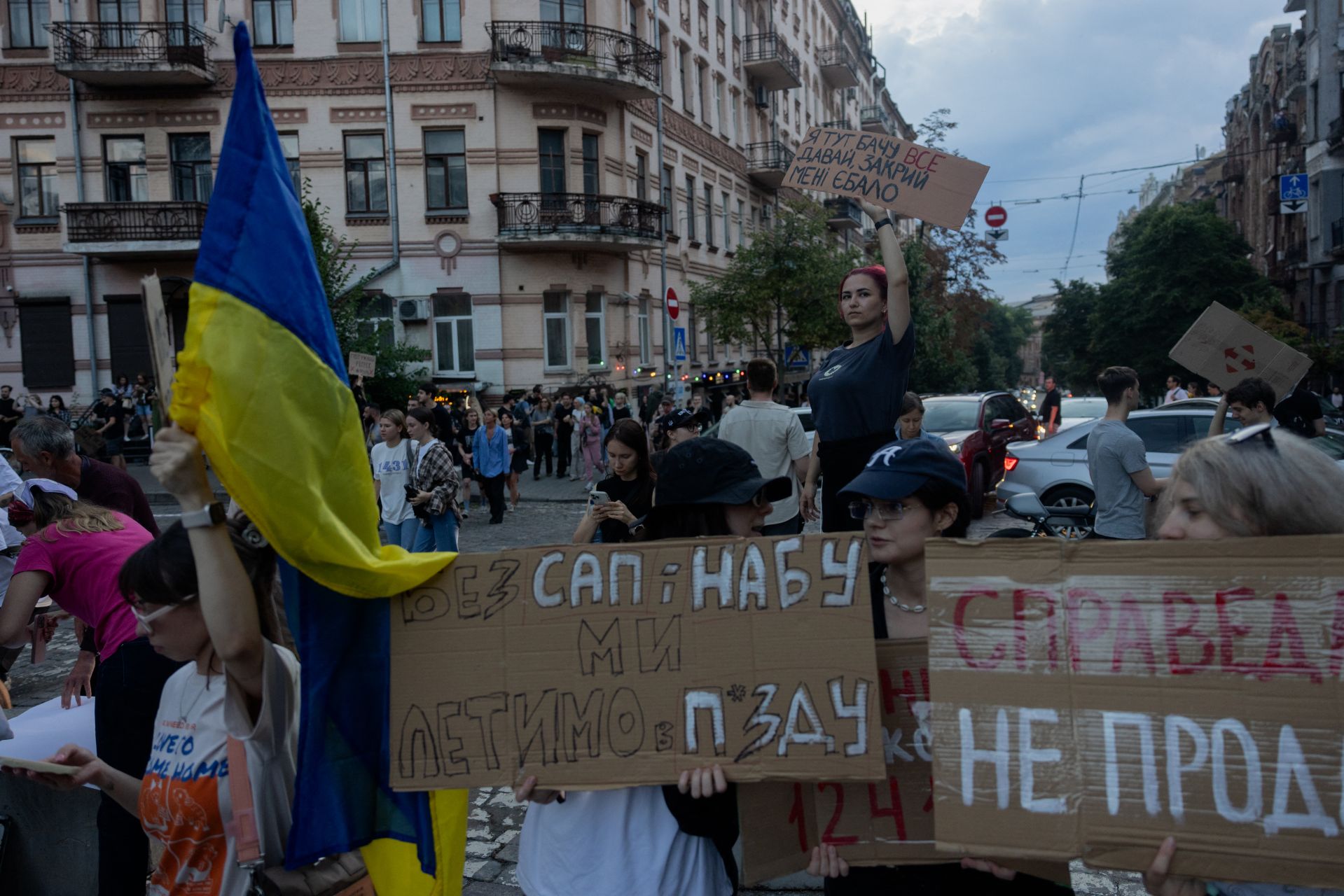 Low Hopes as Ukraine and Russia Mull New Peace Talks in Istanbul Amid US Deadline Pressure