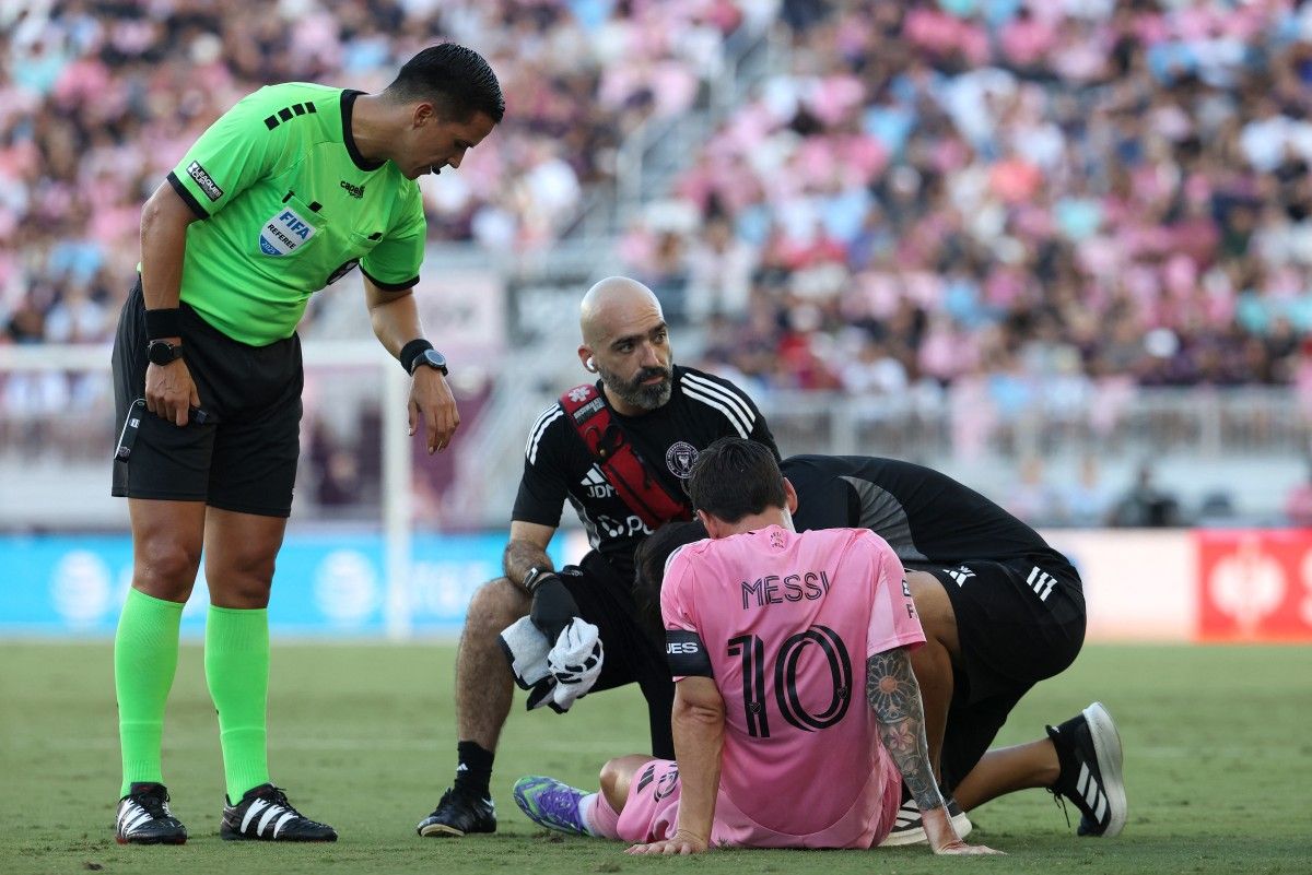 Messi Out Indefinitely With 'Minor Muscle Injury'