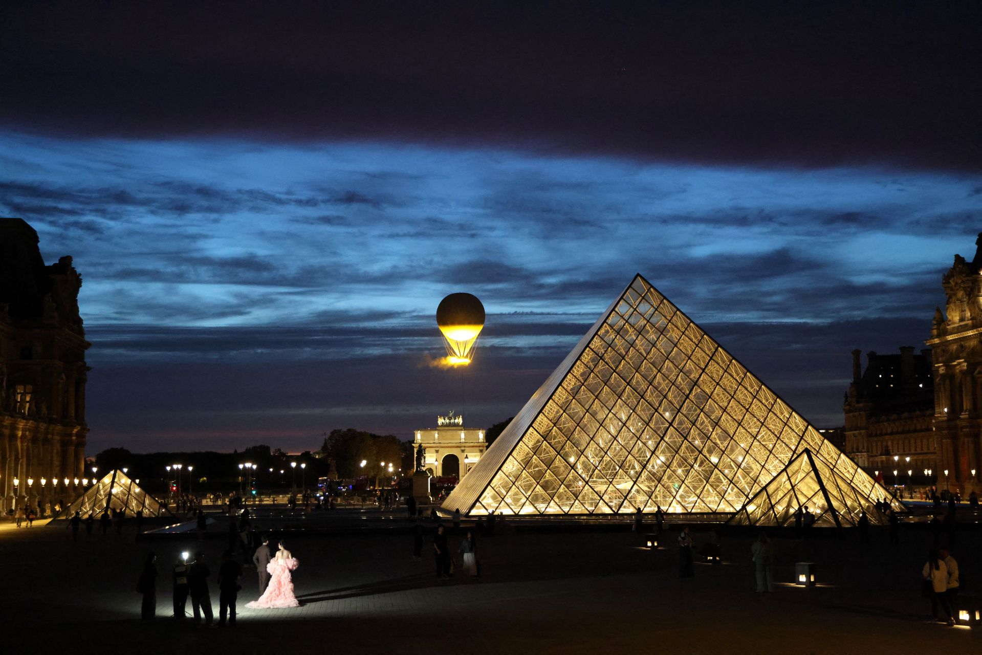 Power Tool-Wielding Robbers Flee Louvre with 'Priceless' Jewels