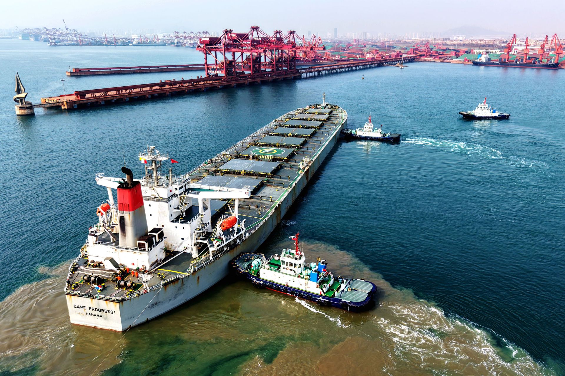 Cargo Vessels Hit as Iran Threatens to Close Gulf Oil Chokepoint