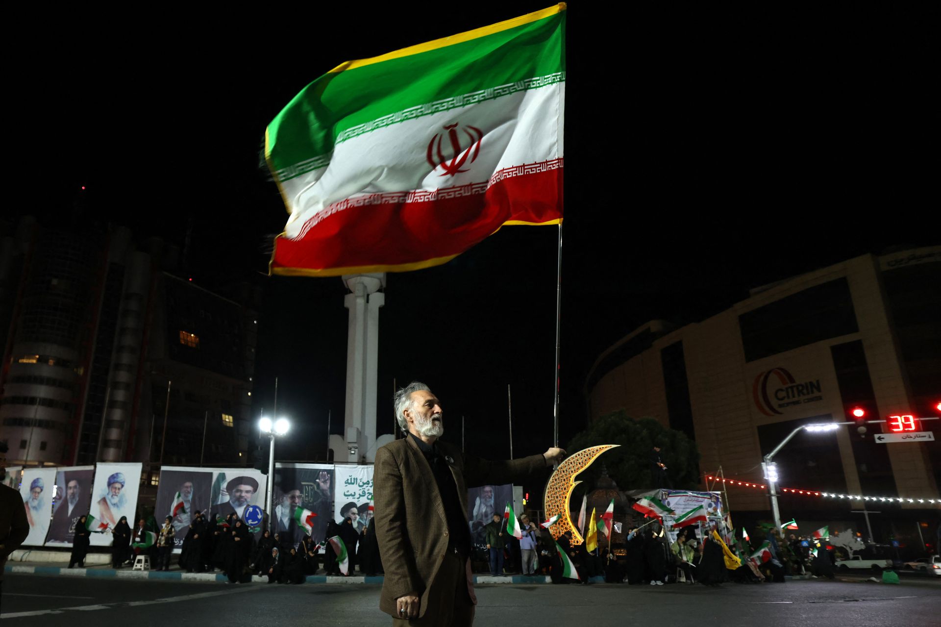 Iran’s Revolutionary Guard Warns U.S., Sets Deadline to Lift Naval Blockade