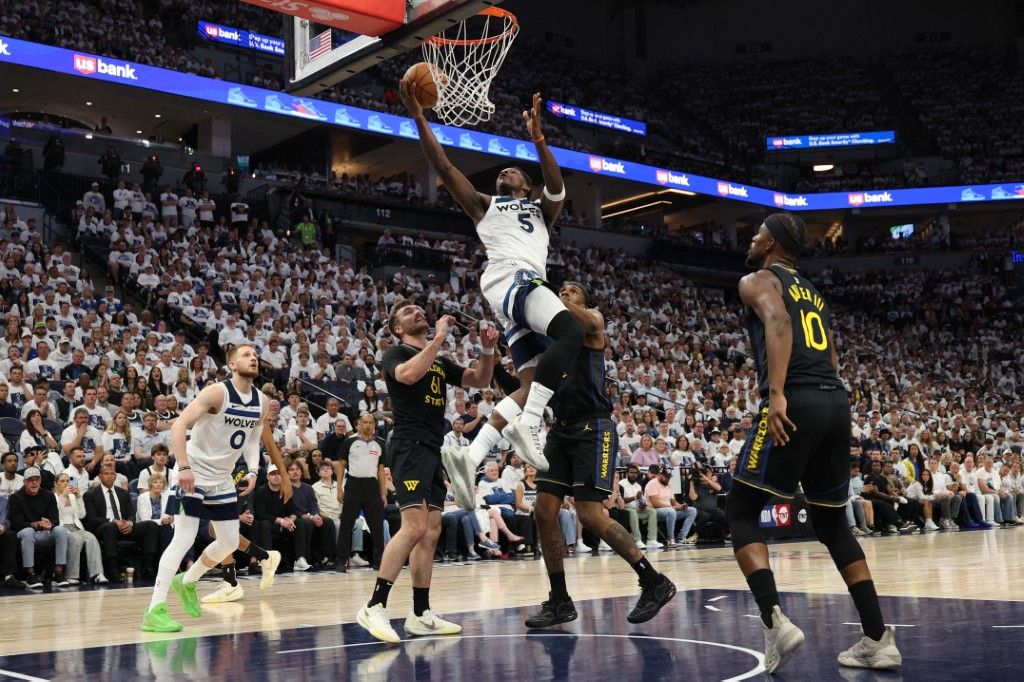Haliburton Stunner Sinks Cavs, Warriors Down Wolves Despite Curry Blow