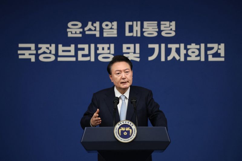 South Korea: Arrest Warrant Issued for President Yoon Suk Yeol