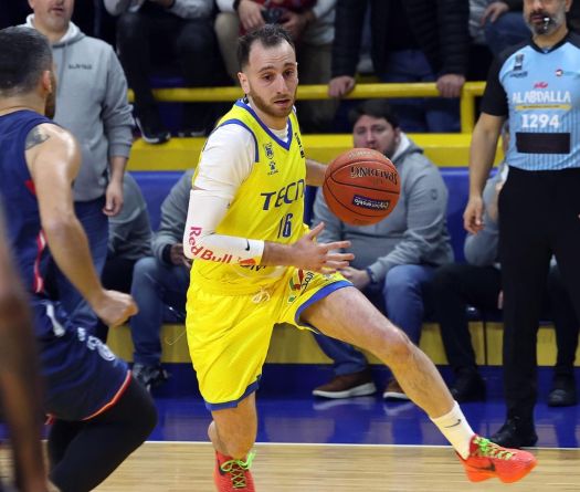 Al-Riyadi Crushes Tadamon: A Spectacular Display to Open the Championship