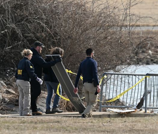 Investigators Recover Plane Black Boxes from Washington Air Collision