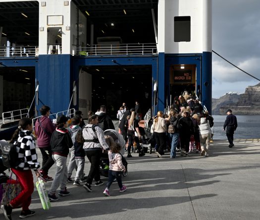 Thousands Leave as Fresh Tremors Shake Greece's Santorini