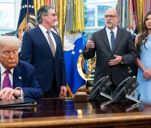 Trump Piles Pain on Democrats Over Us Government Shutdown