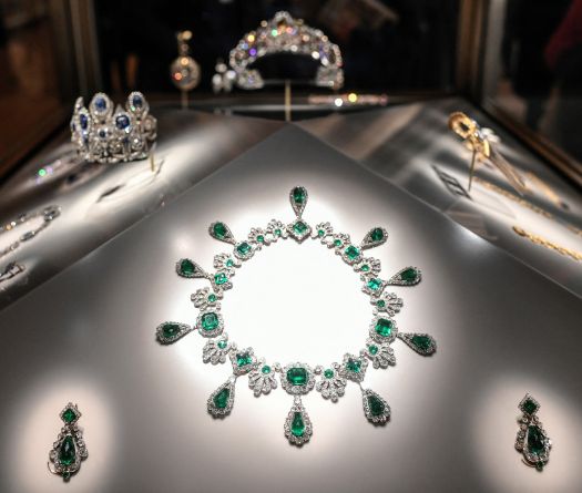 French Police Hunt Louvre Jewel Thieves