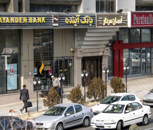 Iran Declares Major Private Bank Ayandeh Bankrupt Amid Mounting Debt and Sanctions