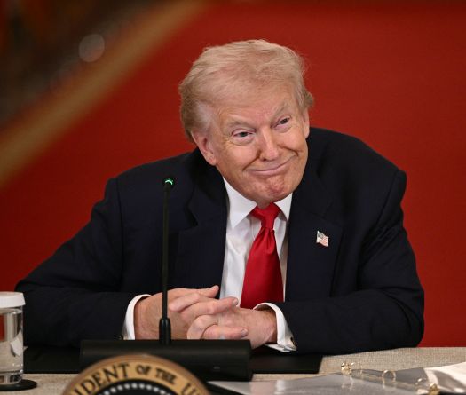 Trump Weighs Military Options on Iran as U.S. Drafts Strike Plans and Hormuz Strategy