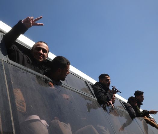 Bus Carrying Freed Palestinian Prisoners Arrives in Ramallah