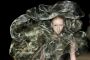 Haute couture à Paris: Schiaparelli et Iris van Herpen dessinent futur, océan, et chaises musicales