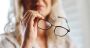 Une goutte promet de chasser les lunettes, finie la presbytie?