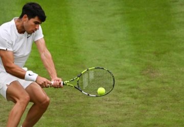 Alcaraz Coasts into Wimbledon Third Round