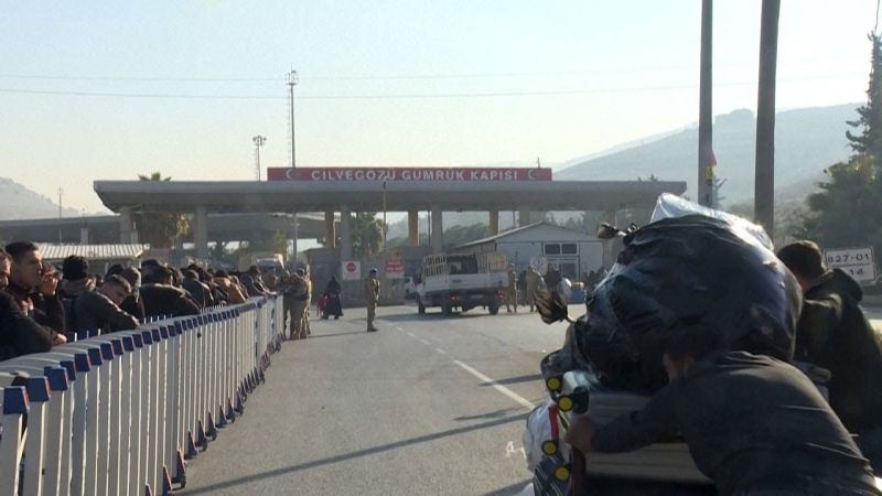 Hundreds of People Queue at the Syria-Turkey Border